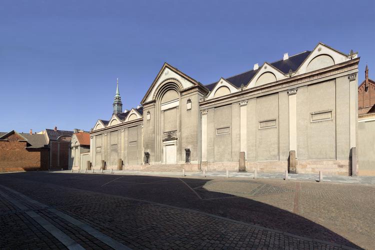 Københavns Universitet er blevet udsat for Jesper Rasmussens manipulation, hvor døre, vinduer etc. er blevet fjernet, så bygningen står tilbage som en blind, stum skabning. Foto: Jesper Rasmussen
