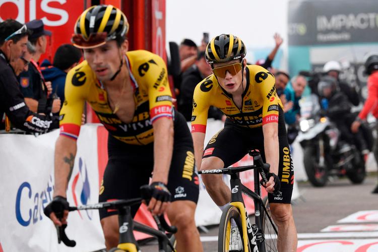 Jonas Vingegaard var tæt på den røde førertrøje, da Primoz Roglic vandt 17. etape på Altu de l’Angliru. Foto: Miguel Riopa/Ritzau Scanpix