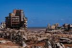 Det østlige Libyen blev søndag ramt af et voldsomt uvejr med enorme mængder regn. Det fik to store dæmninger uden for Derna til at bryde sammen og sende en flodbølge med enorm kraft ind gennem byen. Foto: Esam Omran Al-fetori/Ritzau Scanpix
