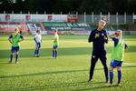 Træner Michael Andersen og spillertruppen i Østerbro IF har drøftet den foreslåede ordning, som kan give storklubber en smutvej ind i kvindernes 1. og 2. division. I onsdags blev det til en knusende 9-0-sejr i pokalturneringen mod Espergærde, der spiller tre rækker længere nede i Sjællandsserien.  Foto: Jens Dresling