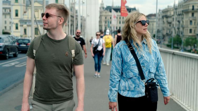 Nicklas og Sara ender med at aftale, at de skal 'glemme' at være mand og kone - og bare være to venner på tur.  