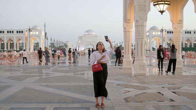 De unge iværksætterkvinder i 'Stories for millioner' tjener op til en halv milliard på at vise deres liv på sociale medier. En af dem, Nina Shini, er her i Abu Dhabi for at fortælle om sin forretningsstrategi: at være den populære piges bedste veninde. Foto: Laura Ludmilla