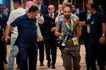Fotograferne sværmede om den tyske kansler Scholz under G20-mødet i Indien. Ikke mindst på grund af øjeklappen. Foto: Money Sharma/Ritzau Scanpix