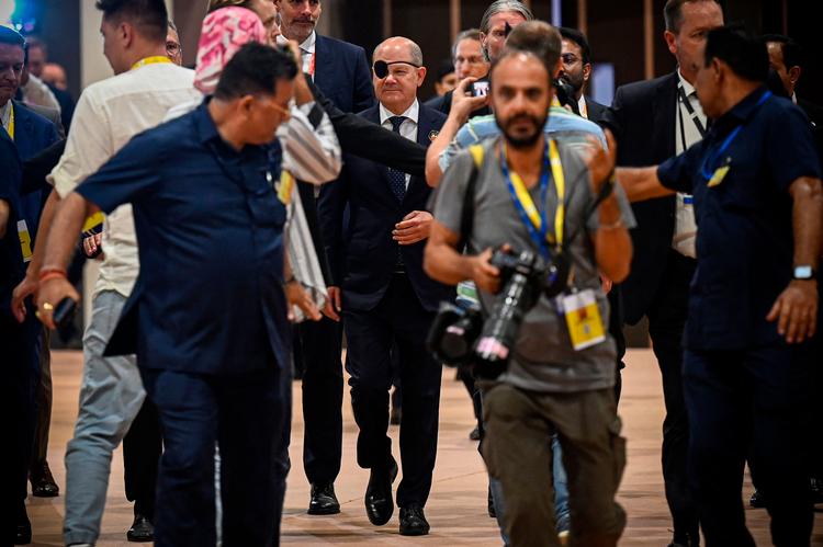 Fotograferne sværmede om den tyske kansler Scholz under G20-mødet i Indien. Ikke mindst på grund af øjeklappen. Foto: Money Sharma/Ritzau Scanpix