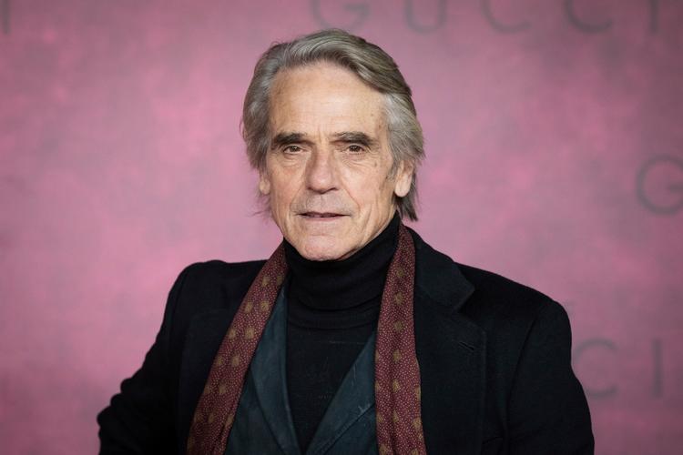 Forrige år spillede Jeremy Irons med i filmen 'House of Gucci'. Alene hans medvirken gør, at mange bliver interesserede i en film, en tv-serie eller et teaterstykke.  Foto: Vianney Le Caer/Ritzau Scanpix