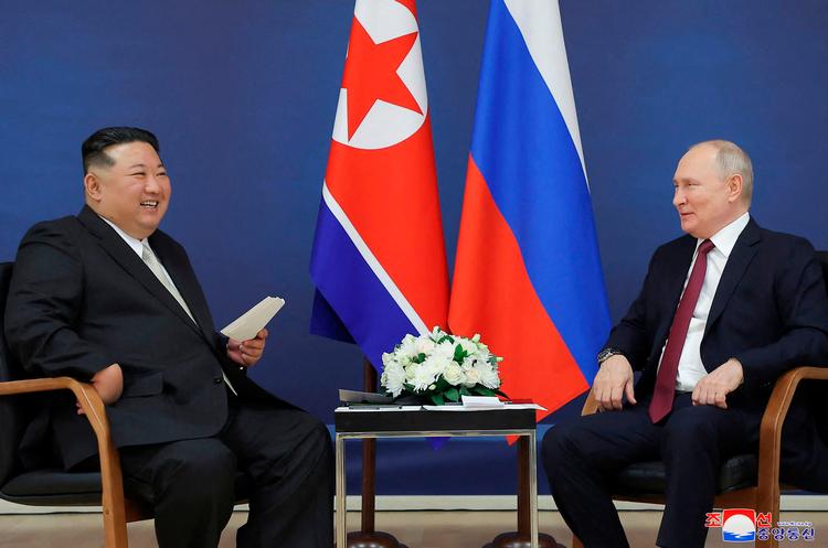 Kim Jong-un og Vladimir Putin i de stole, de endte med at sidde i.  Foto: Str/Ritzau Scanpix
