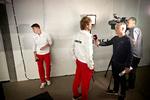 Mens Davis Cup-andensinglen August Holmgren bliver interviewet, må Holger Rune vente på, at det bliver hans tur i rundturen mellem de danske medier. Foto: Jens Dresling