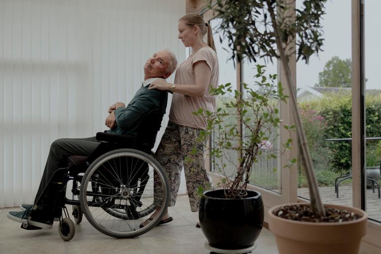 Jens Christiansen har brug for hjælp til alt. Hele dagen. Foruden den kommunale hjemmehjælp får han derfor også hjælp via en BPA-ordning (Borgerstyret Personlig Assistance), hvor han selv har ansat to hjælpere. Pernille Møller, der er uddannet pædagog, er den ene af dem og arbejder for Jens Christiansen på deltid.   Foto: Christian Falck Wolff