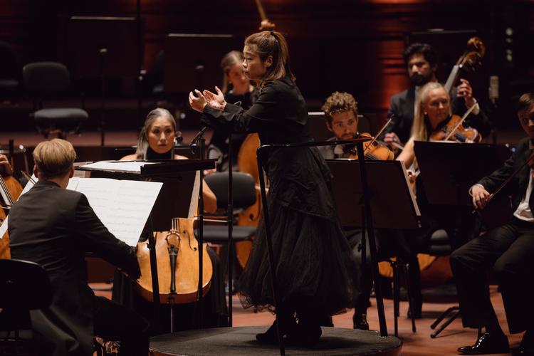 Elim Chan viste ved sin første Torsdagskoncert, at hun er en kompetent kandidat blandt fremtidens vigtige dirigenter. Foto: Benjamin Krog
