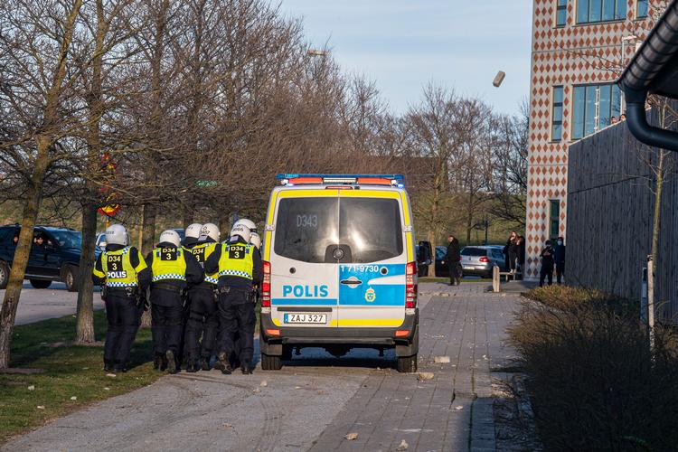 Svensk politi er sat ind for at finde den skyldige i skud mod en dreng under 18 i Stockholm. Fredag morgen har de stadig ikke pågrebet nogen i sagen.  Arkivfoto Kenneth Meyer