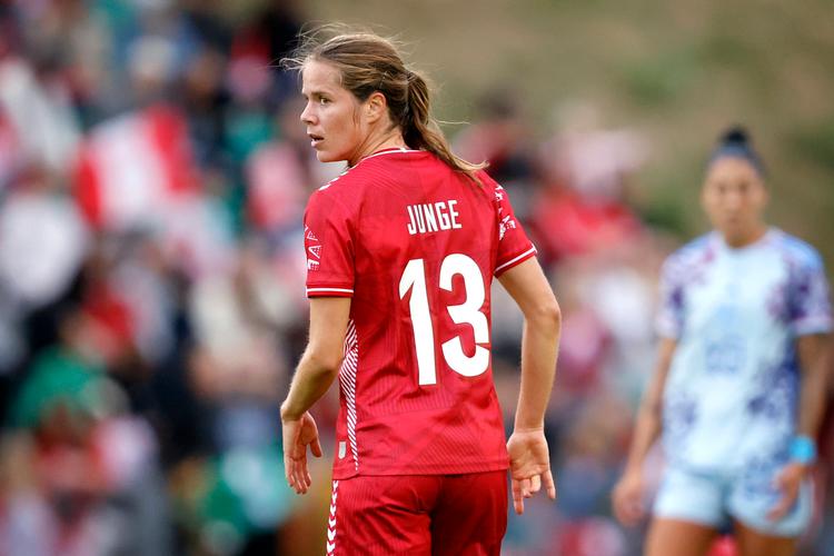 Sofie Junge Pedersen har i flere år brugt sin stemme som professionel fodboldspiller til at kæmpe mod klimaforandringer. Det hædres hun nu for.  Foto: Jens Dresling