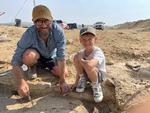 Adam Christoffer lensgreve Knuth graver efter dinosaurer i Wyoming, USA, med sin søn Frederik..
 
 Foto: Privat