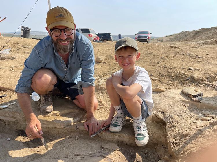 Adam Christoffer lensgreve Knuth graver efter dinosaurer i Wyoming, USA, med sin søn Frederik..
 
 Foto: Privat