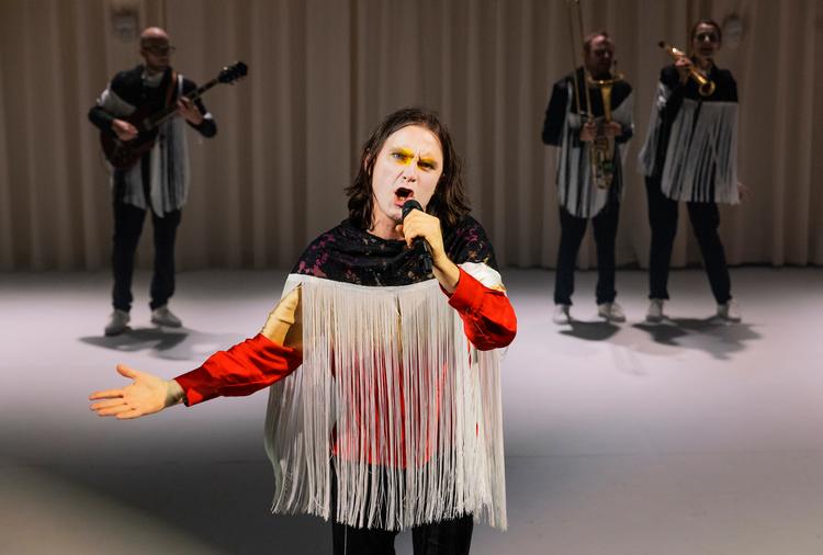 Hvor tit ser man lige en musiker, der tænker scenen ind i den kreative proces, og som lige så gerne vil spille teater som koncerter? Foto: Sara Galbiati