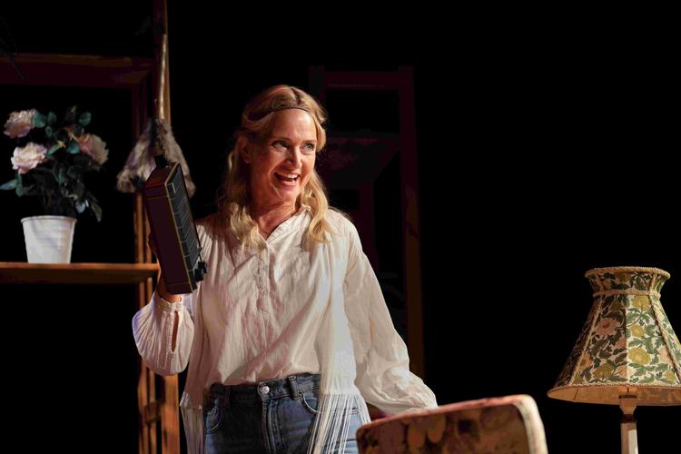 Annette Heick er ganske overbevisende som den til at begynde med lidt lukkede Lisbeth, der drog til USA efter en forlist affære.  Foto: Camilla Winther/Tivoli