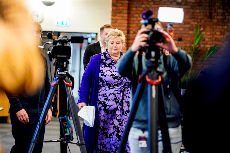På et tårevædet pressemødet erkender Erna Solberg, at hun har været inhabil i flere sager, og at der har været tale om tillidsbrud fra ægtemanden Sindre Finnes side. Foto: Heiko Junge/Ritzau Scanpix