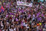 Billedet her er fra en demonstration i Madrid i august måned, hvor mange spaniere gik på gaden i protest mod formanden for det spanske fodboldforbund, der umotiveret havde kysset en spiller på munden, efter hun havde været med til at vinde VM i fodbold.   Foto: Andrea Comas/Ritzau Scanpix