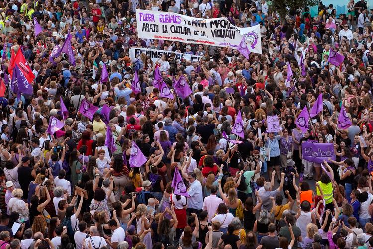 Billedet her er fra en demonstration i Madrid i august måned, hvor mange spaniere gik på gaden i protest mod formanden for det spanske fodboldforbund, der umotiveret havde kysset en spiller på munden, efter hun havde været med til at vinde VM i fodbold.   Foto: Andrea Comas/Ritzau Scanpix