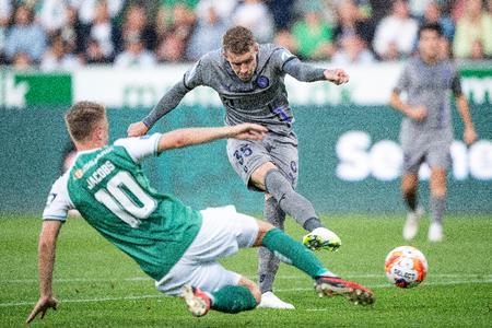 FCMs Rigon Matos Charles afslutter i kamp med Viborgs Jamie Jacobs. Foto: Bo Amstrup/Ritzau Scanpix