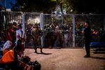 Flygtninge bag hegnet i centeret, der er kendt som 'Hotspot', på den italienske ø Lampedusa. (Photo by Alessandro Serranò / AFP) Foto: Alessandro Serrano/Ritzau Scanpix