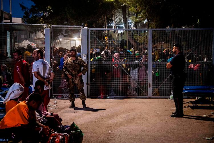 Flygtninge bag hegnet i centeret, der er kendt som 'Hotspot', på den italienske ø Lampedusa. (Photo by Alessandro Serranò / AFP) Foto: Alessandro Serrano/Ritzau Scanpix
