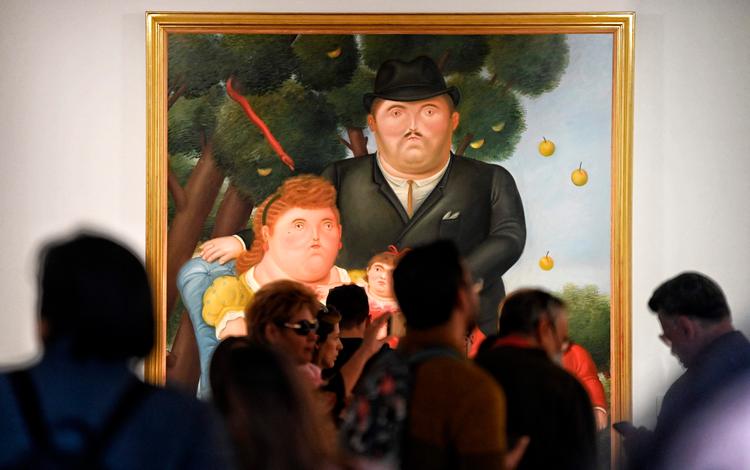 Besøgende på Botero-museet i Bogota kigger på et værk af Fernando Botero. Foto: Juan Barreto/Ritzau Scanpix