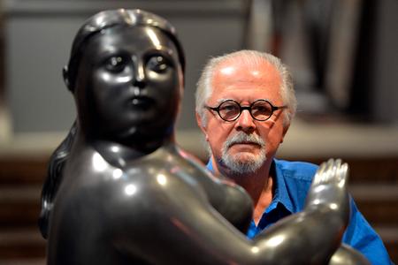 Fernado Botero ses her i 2012 ved siden af en af sine statuer. Foto: Gabriel Bouys/Ritzau Scanpix