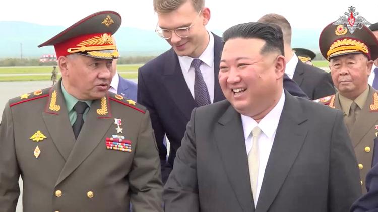 Sergej Sjojgu og Kim Jong-un havde de store smil på i dag. Foto: Russian Defence Ministry/Ritzau Scanpix