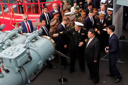 Kim Jong-un får fremvist en fregat fra den russiske stillehavsflåde. Foto: Handout/Ritzau Scanpix