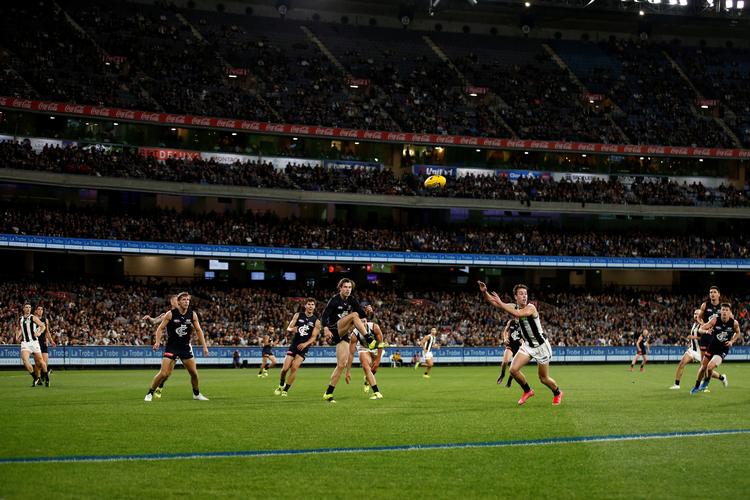 Sådan ser en kamp i 'aussie rules ud'. Her er det Carlton Blues mod Collingwood Magpies. Foto: Stringer/Ritzau Scanpix