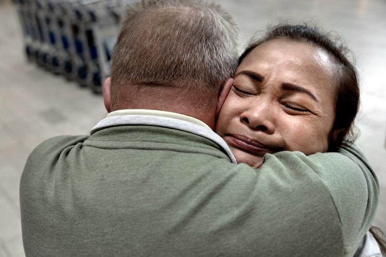  Tucktack tager afsked i lufthavnen med sine nærmeste venner. Hun er udvist og rejser efter 11 år i Danmark tilbage til Thailand.    Foto: Nichlas Pollier