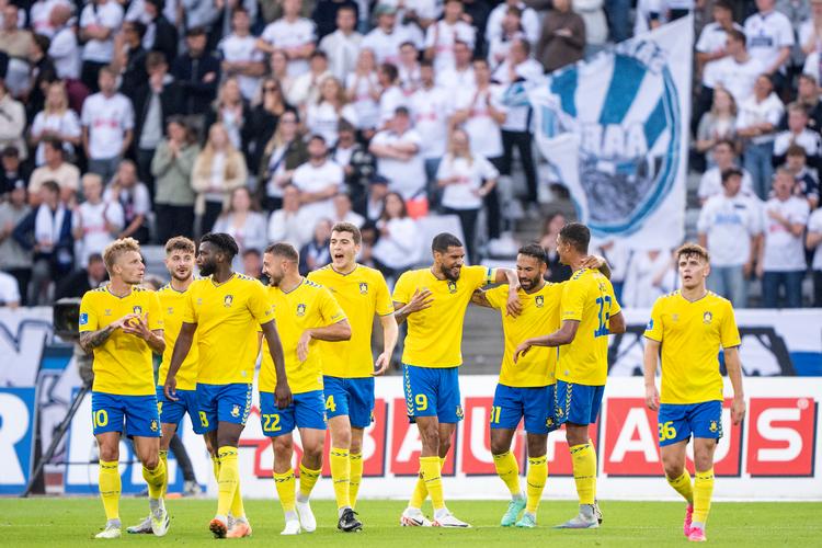 Sammen med sine gulklædte holdkammerater jubler Jacob Rasmussen (med nummer 4) over  Ohi Omoijuanfos mål til 2-0. Foto: Bo Amstrup/Ritzau Scanpix