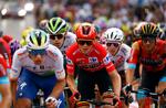 Sepp Kuss' i den røde førertrøje, men på hans bukser kan man se de tre striber, som symboliserer sejren i de tre store tourløb i år: Giro d’Italia, Tour de France og Vuelta a España. Foto: Susana Vera/Ritzau Scanpix