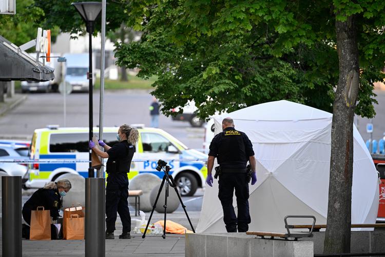 Sverige plages af uforholdsmæssigt mange drab. Sidste år blev 63 personer skuddræbt. Også i år er mange blevet dræbt af skud. Senest er syv personer blevet dræbt omkring Stockholm og Uppsala. Her ses politiet på et gerningssted for et skuddrab i det sydlige Stockholm i juni. Foto: Anders Wiklund/Ritzau Scanpix