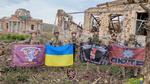 Soldater poserer med Ukraines flag i landsbyen Klisjtjijivka syd for Bakhmut som bevis på, at den er blevet generobret. Foto: Colonel General Oleksandr Syrsky/Ritzau Scanpix