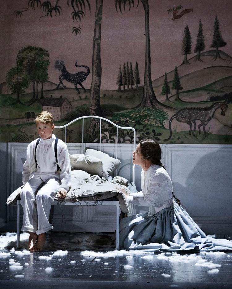 Milo Wajnman Køie som drengen Miles og Clara Cecilie Thomsen som hans nye guvernante. De er de bærende kræfter i Det Kongeliges horror-opera 'Skruen strammes'. Foto: Miklos Szabo