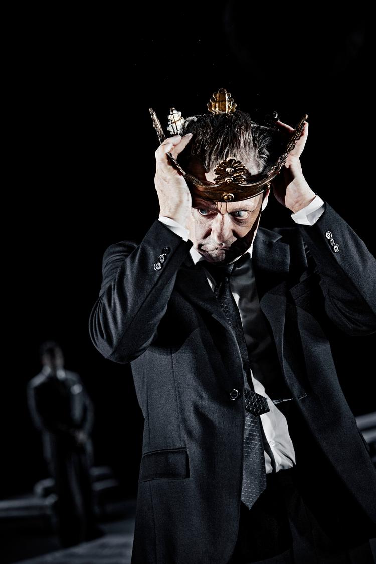 Olaf Johannessen får aldrig helt kongekronen til at passe, men han fanger alle de uhyggelige nuancer i kongens selvbedrag. Foto: Emilia Therese