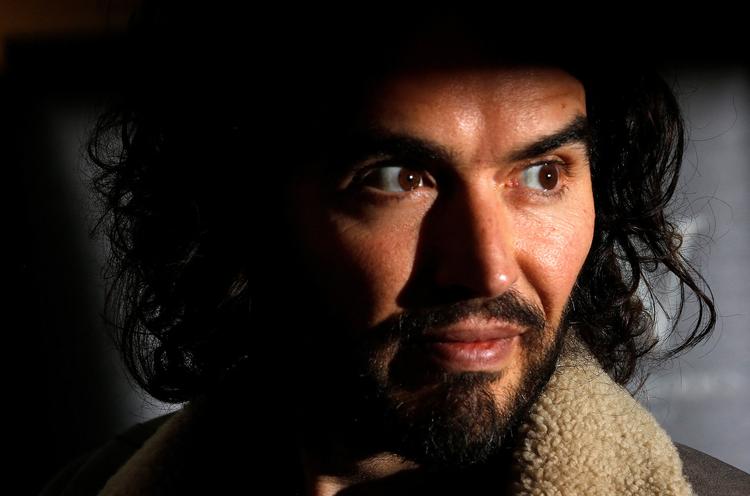 Russell Brand afviser de anklager om seksuelle overgreb, som er rettet mod ham. Men nu mener medlemmer af det britiske parlament, at politiet bør blive involveret. Foto: Suzanne Plunkett/Ritzau Scanpix
