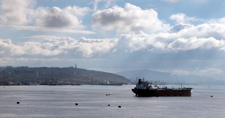 En olietanker ligger på Murmansk' red, der nu bliver udskibningshavn for olieekspert, fragtet på ikke-isforstærkede tankskibe nord om Sibirien. Foto: Efrem Lukatsky/Ritzau Scanpix