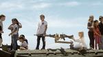 Scenerne i filmen 'Innocence', hvor børn under militærets charmeoffensiver klatrer rundt på kampvogne og får demonstreret automatvåben, er nærmest surrealistiske. Foto: Filmbazar