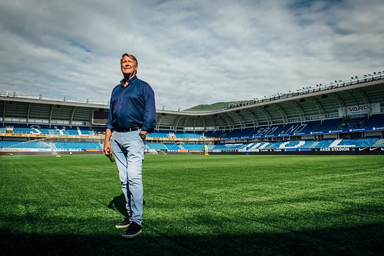 Åge Hareide fotograferet på stadion i Molde. Karrieren som dansk landstræner fik en abrupt afslutning for Åge Hareide, der havde forestillet sig, at han netop nu skulle gøre sit hold klar til en EM-semifinale på Wembley. Foto: Erik Birkeland