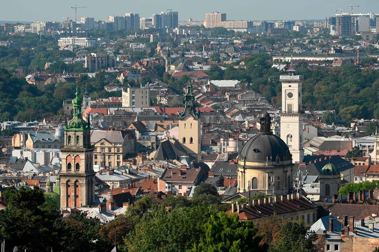 Lviv i det vestlige Ukraine blev natten til tirsdag ramt af et russisk luftangreb. Byens historiske centrum blev mandag placeret på Unesco's liste over truet verdensarv. Foto: Yuriy Dyachyshyn/Ritzau Scanpix