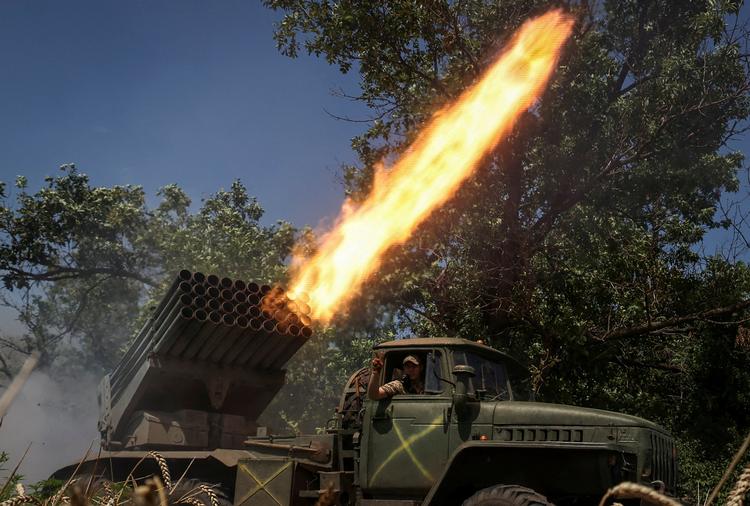 Ukrainske styrker affyrer raketter mod russiske besættelsesstyrker nær Bakhmut. Arkivfoto. Foto: Stringer/Ritzau Scanpix