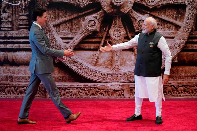 Den canadiske premierminister, Justin Trudeau, trykker hånd med Narendra Modi, Indiens premierminister, under G20-topmødet i New Delhi, Indien, tidligere på måneden.   Foto: Evan Vucci/Ritzau Scanpix