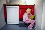 Mange danske folkeskoler har taget konsekvensen af, at for mange elever ikke læser frivilligt, og har indført fast læsetræning hver dag. I Sverige foreslås nu bedre adgang til trykte bøger og biblioteker. (arkivfoto) Foto: Morten Langkilde/Ritzau Scanpix