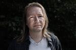Mikkel Laursen er pædagog, og hans kone er lærer, og de kæmper med at få økonomien til at hænge sammen, fordi det er dyrt for dem at leve og bo tæt på København. De har kun fået råd, fordi de i 2017 købte et lille 80 kvm hus i Søborg fuld af rotter og renoverede på det i et år.  Foto: Nichlas Pollier