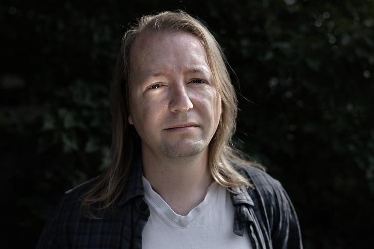 Mikkel Laursen er pædagog, og hans kone er lærer, og de kæmper med at få økonomien til at hænge sammen, fordi det er dyrt for dem at leve og bo tæt på København. De har kun fået råd, fordi de i 2017 købte et lille 80 kvm hus i Søborg fuld af rotter og renoverede på det i et år.  Foto: Nichlas Pollier