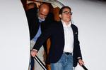 Siamak Namazi stopper lige op og tager en frisk indånding, da han stiger ud af flyet i Davison Army Airfild hjemme i USA efter otte år i et iransk fængsel. Foto: Jonathan Ernst/Ritzau Scanpix
