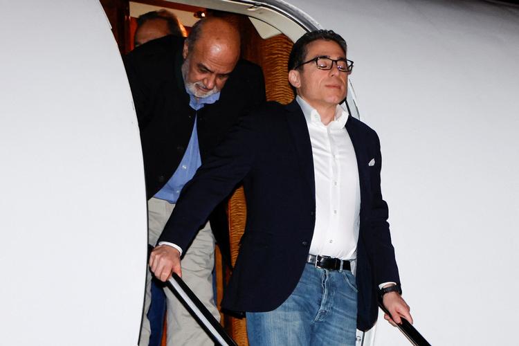 Siamak Namazi stopper lige op og tager en frisk indånding, da han stiger ud af flyet i Davison Army Airfild hjemme i USA efter otte år i et iransk fængsel. Foto: Jonathan Ernst/Ritzau Scanpix