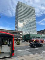 Himlens spejling i den velproportionerede og fint opsprossede facade er en af kvaliteterne ved det visuelt lette SAS-hotel.  Foto: Karsten Ifversen